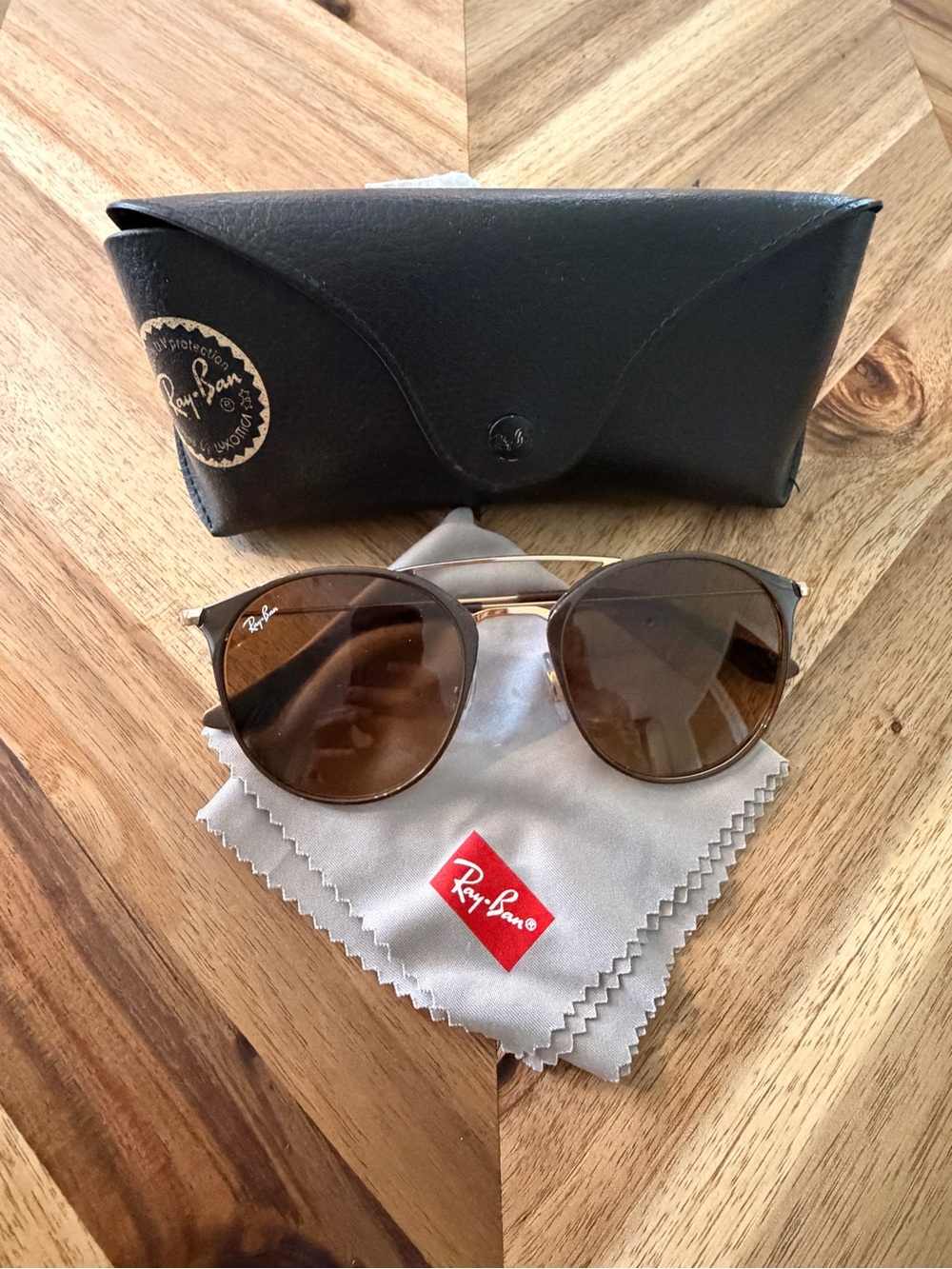 Ray-Ban Women's Brown and Gold Round Sunglasses